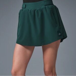 ALO Yoga Elevation Skirt in Midnight Green Size M